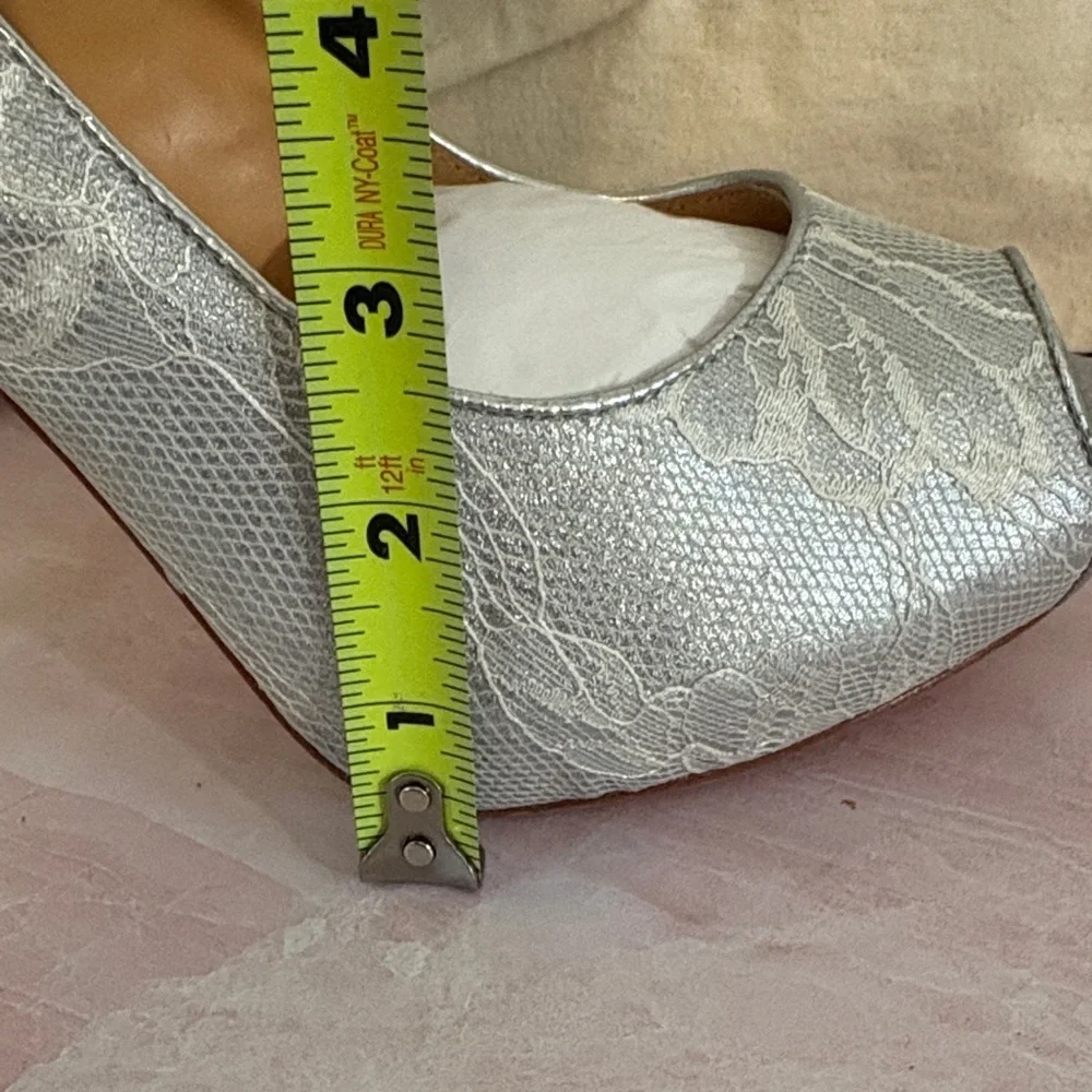 Badgley Mischka Humbie VI Silver with White Lace Platform Heels sizes 8, 10